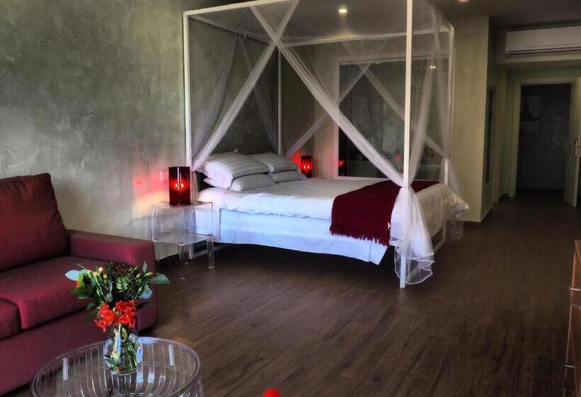 سوییت سوپریور, Adelphi Boutique