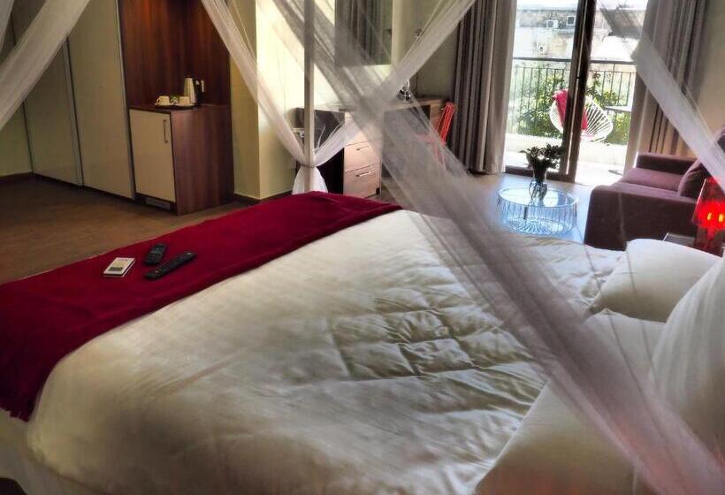 سوییت سوپریور, Adelphi Boutique