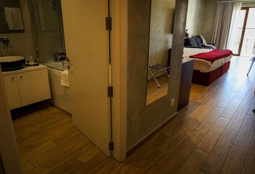 اتاق لوکس, Adelphi Boutique