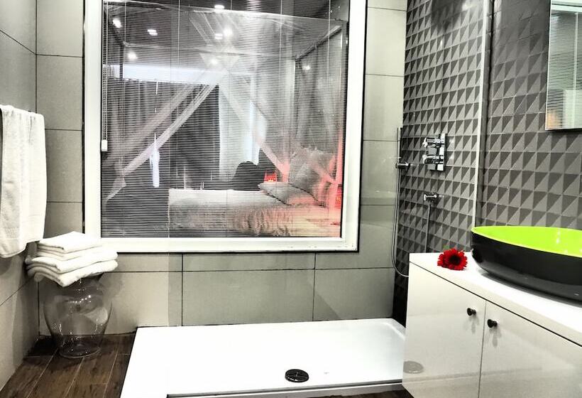 سوییت سوپریور, Adelphi Boutique