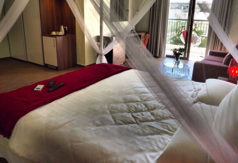 سوییت سوپریور, Adelphi Boutique