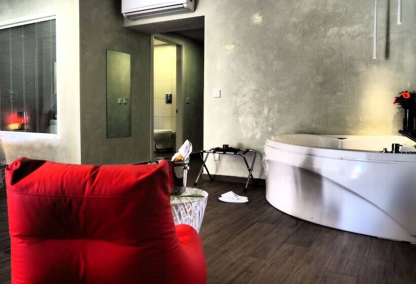 سوییت سوپریور, Adelphi Boutique