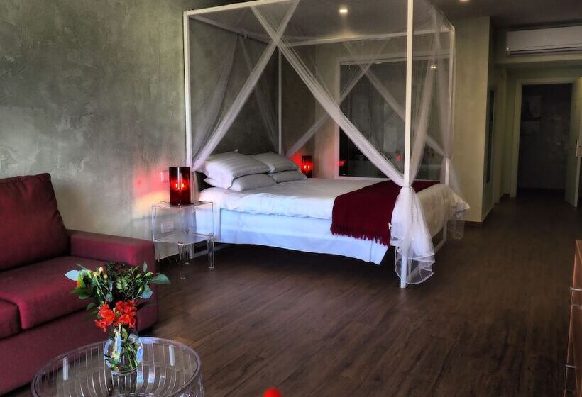 سوییت سوپریور, Adelphi Boutique