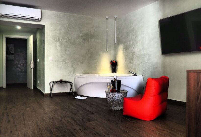 سوییت سوپریور, Adelphi Boutique