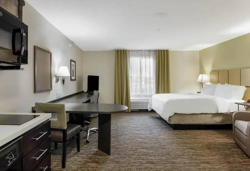 キングサイズベッドのデラックススイート, Candlewood Suites Brighton, An Ihg