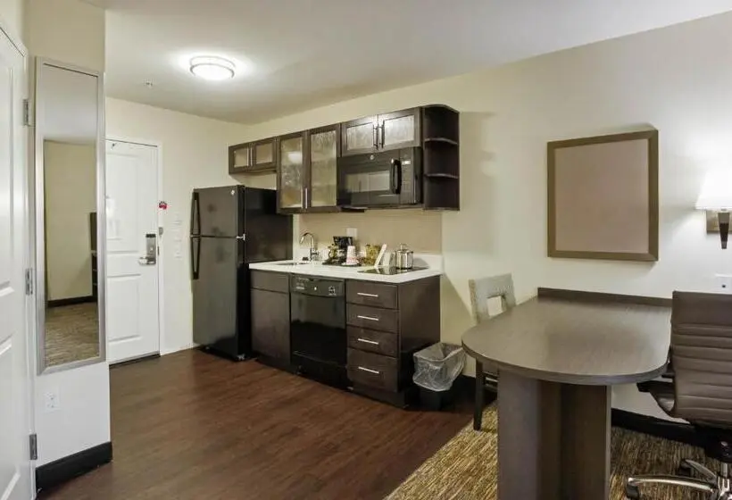 キングサイズベッドのデラックススイート, Candlewood Suites Brighton, An Ihg