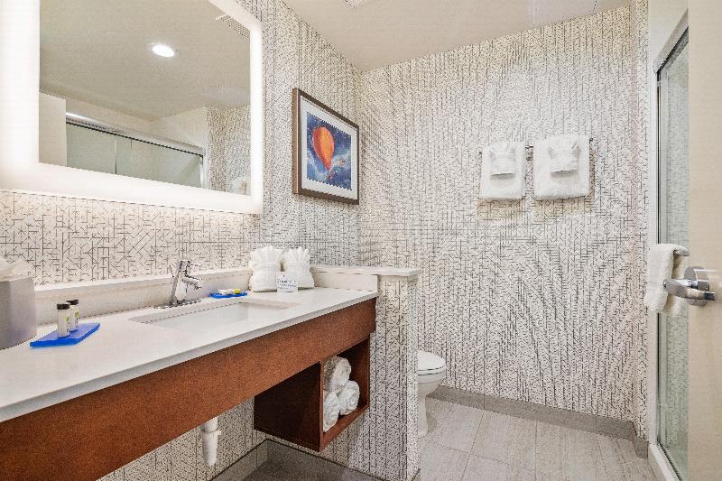 Люкс Кровать Кинг, Holiday Inn Express & Suites Orlando  Lake Buena Vista, An Ihg