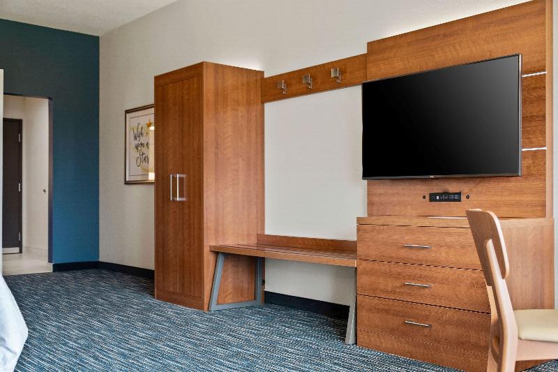 Люкс Кровать Кинг, Holiday Inn Express & Suites Orlando  Lake Buena Vista, An Ihg