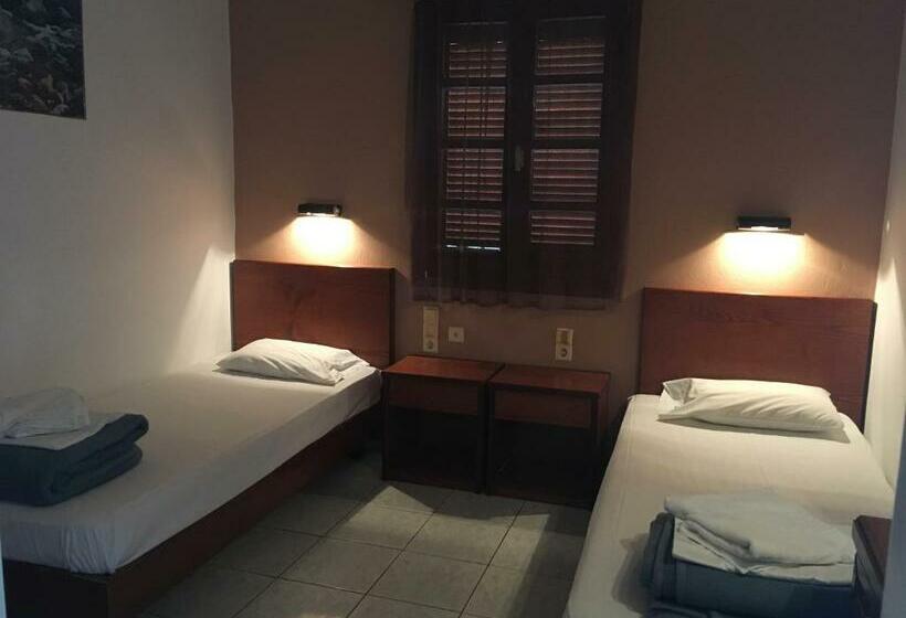 דירת חדר, Litsa Efi