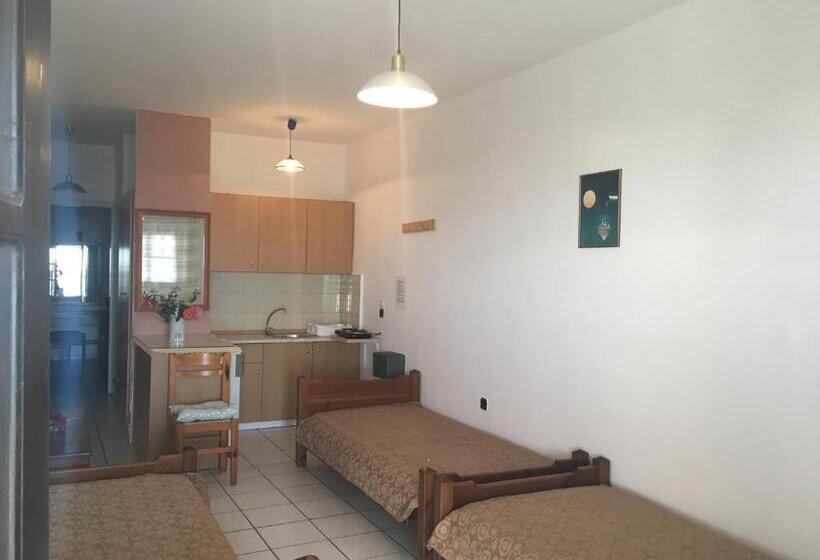 דירת חדר נוף לים, Litsa Efi