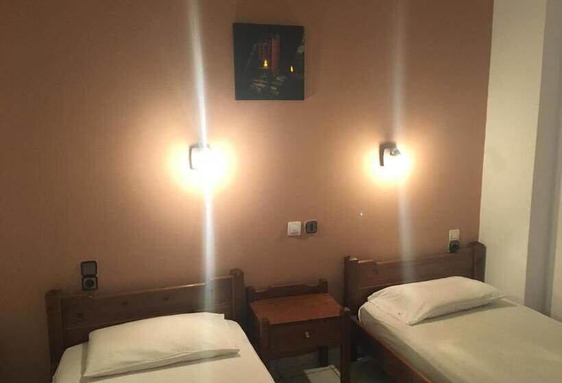 דירת חדר נוף לים, Litsa Efi