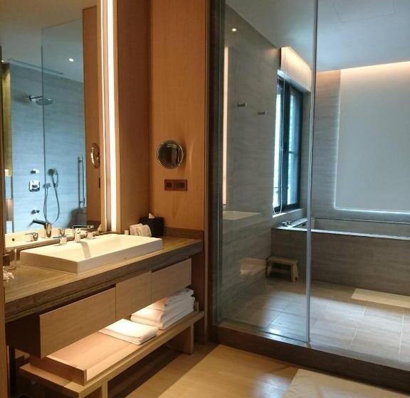 اتاق لوکس سه تخته, Mu Jiao Xi