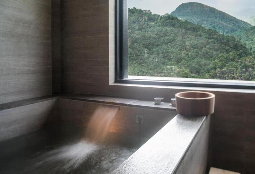 اتاق لوکس با بالکن, Mu Jiao Xi