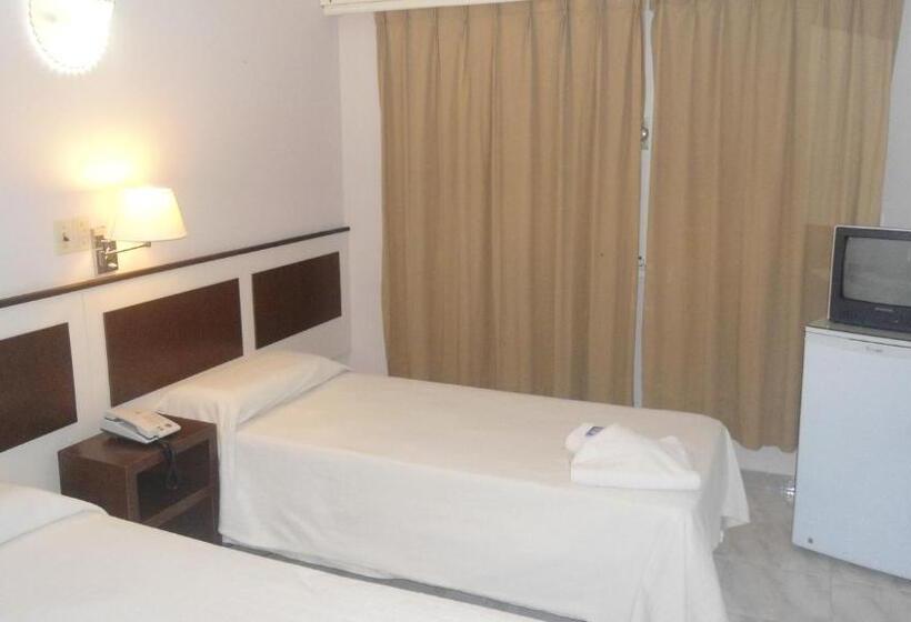 חדר סטנדרט לשלושה, San Diego