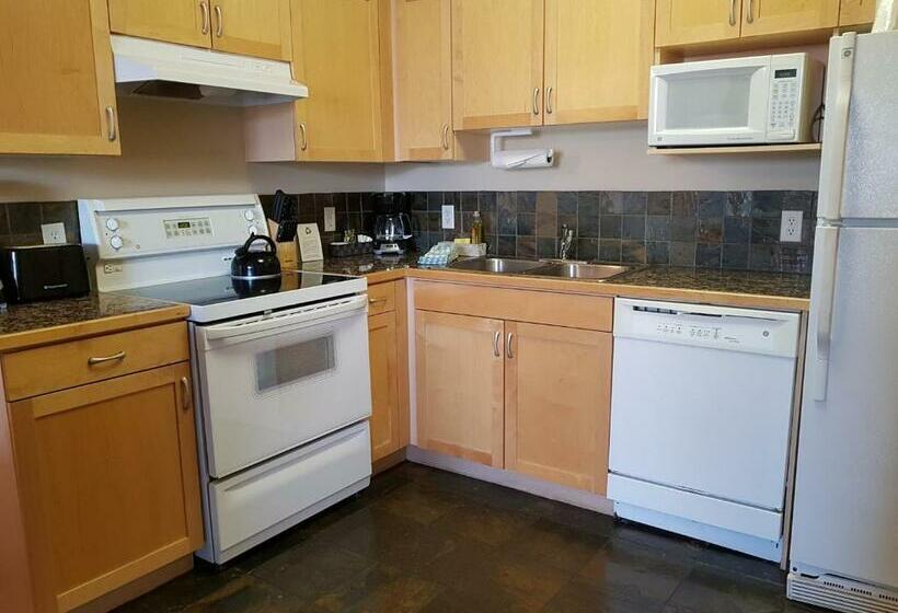 جناح مزود بجاكوزى, Sunset Resorts Canmore And Spa