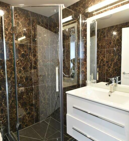 סטודיו דלוקס, Bealey Plaza Motel