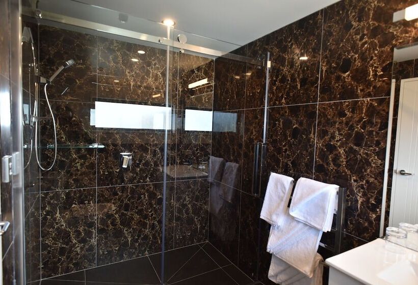 סטודיו דלוקס, Bealey Plaza Motel