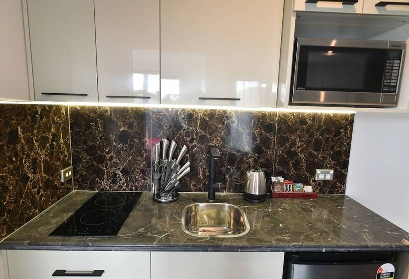 סטודיו דלוקס, Bealey Plaza Motel