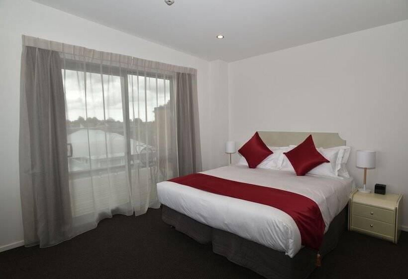 סטודיו דלוקס, Bealey Plaza Motel