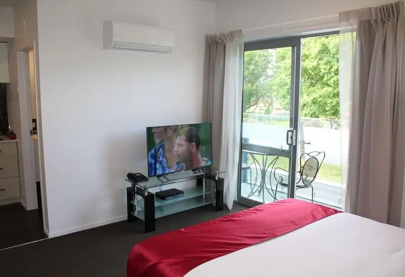 استودیوی لوکس, Bealey Plaza Motel