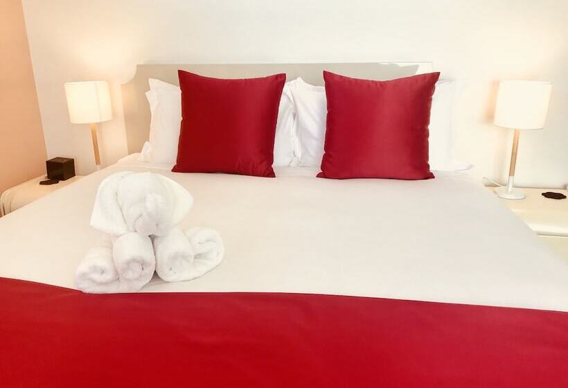 סטודיו דלוקס, Bealey Plaza Motel