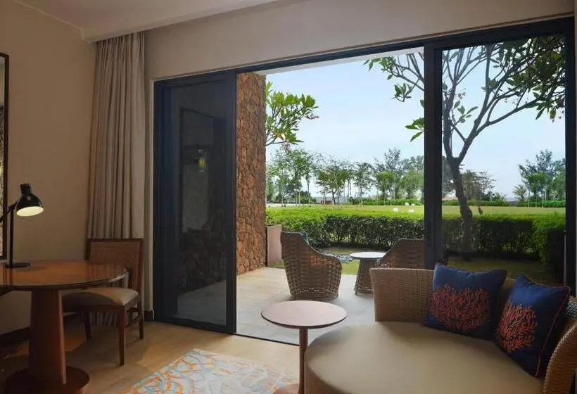 キングサイズベッドのスタンダードルーム, The Westin Desaru Coast Resort