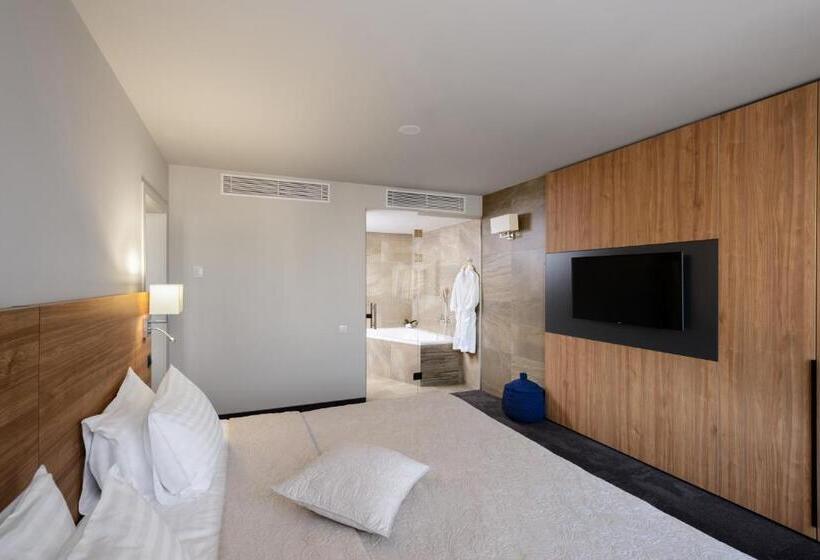 سوییت, Favor Park