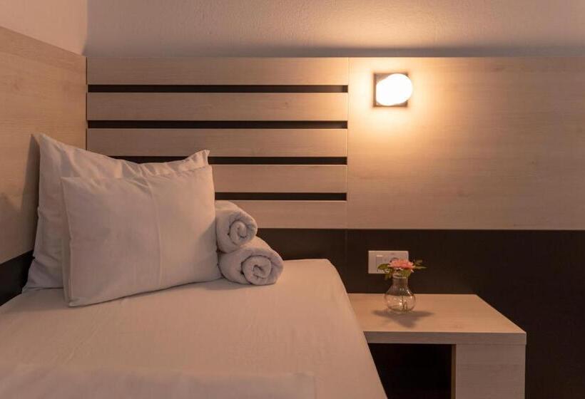 اتاق استاندارد سه نفره, Garni Hotel 11tica Dm