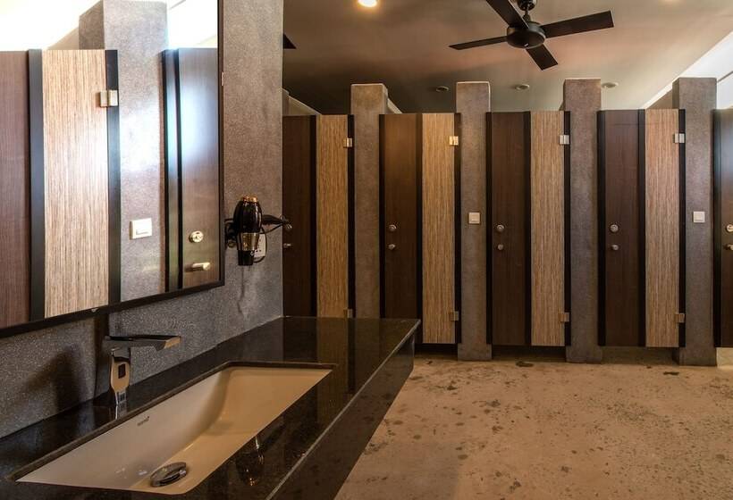 ルームシェアのワンベッド, The Twizt   Lifestyle Hostel &