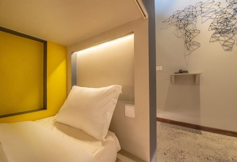 تختخواب در اتاق مشترک, The Twizt   Lifestyle Hostel &