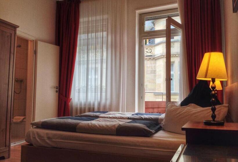 Classic room with balcony, The Dubliner Hotel & Irish Pub