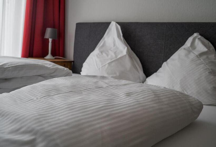 Classic room with balcony, The Dubliner Hotel & Irish Pub