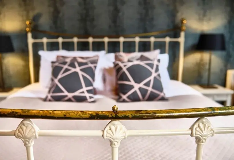 Suite Familiar, The Westleton Crown