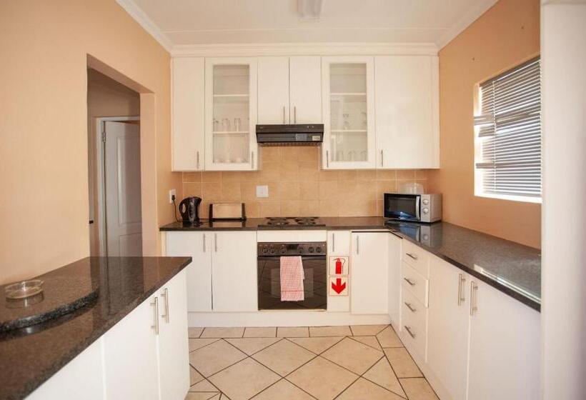 דירת שלושה חדרים, Dolphin Dance Lodge