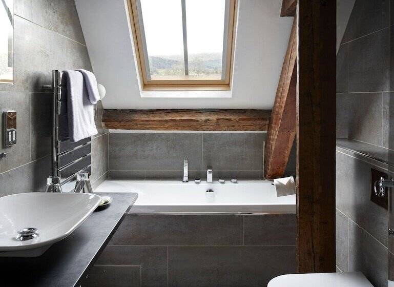 スイート, Cross Foxes  Bar Grill Rooms