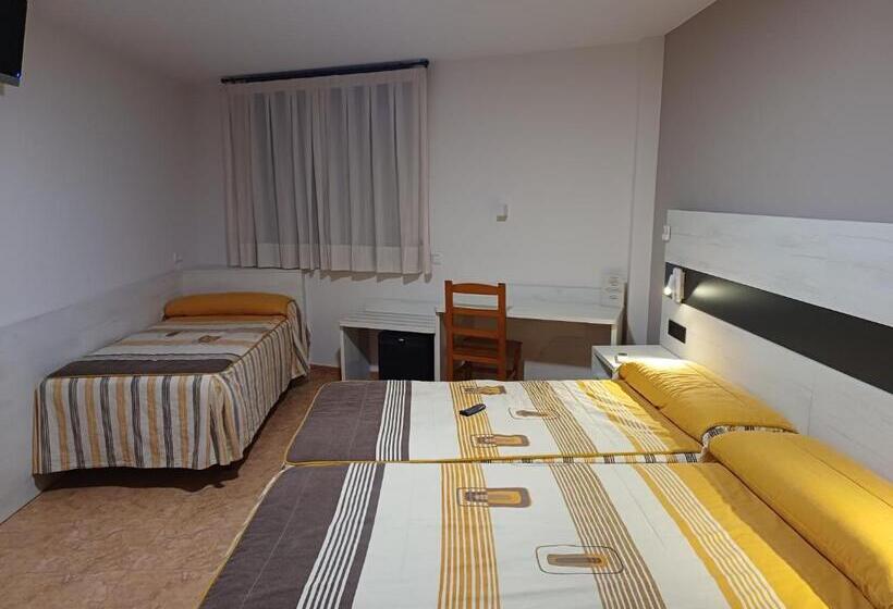Номер Стандарт Трехместный, Hostal Restaurante El Castillo