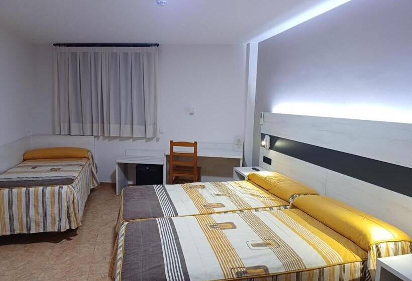 غرفة قياسية ثلاثية, Hostal Restaurante El Castillo