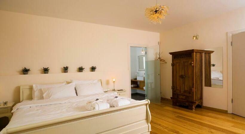 Suite, Jasmine Mansion