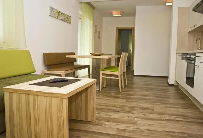 バルコニー付２ベッドルームアパートメント, Apartments Kristan