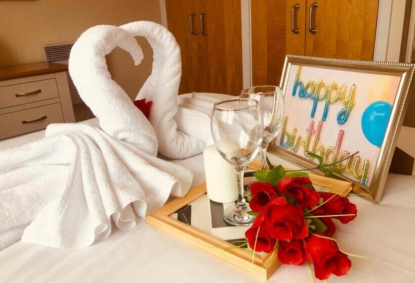 شقة غرفة واحدة, Cranbrook House Apartments   Near Ice Arena