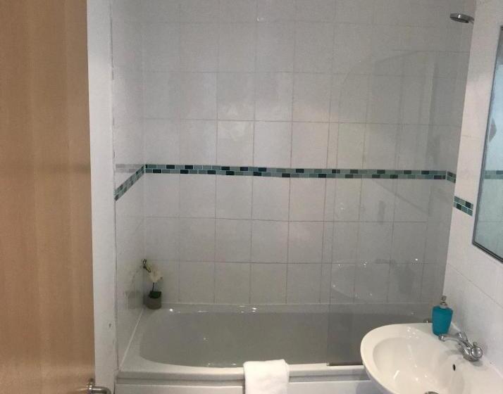 شقة غرفة واحدة, Cranbrook House Apartments   Near Ice Arena