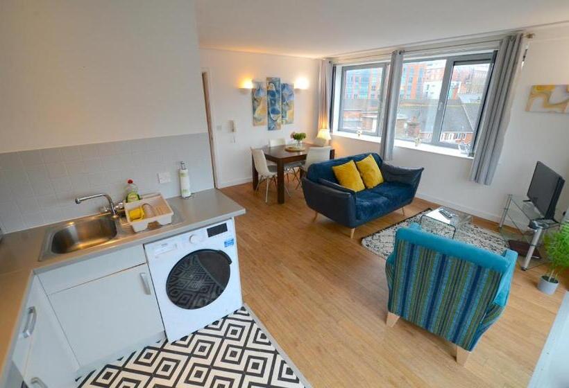 آپارتمان 1 خوابه, Cranbrook House Apartments   Near Ice Arena