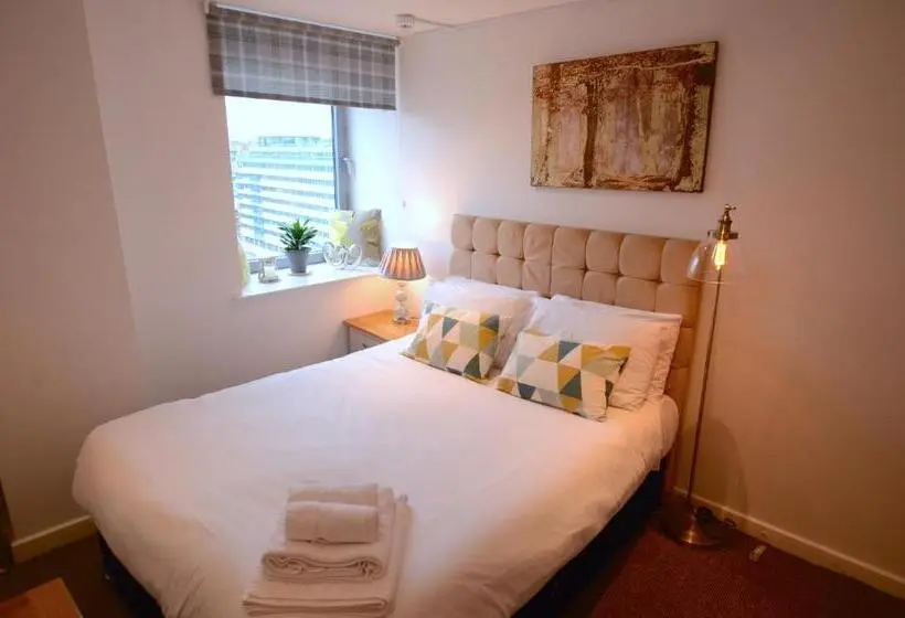 آپارتمان 1 خوابه, Cranbrook House Apartments   Near Ice Arena
