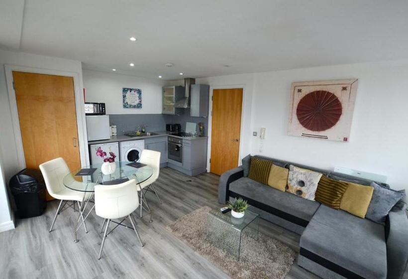 شقة غرفة واحدة, Cranbrook House Apartments   Near Ice Arena