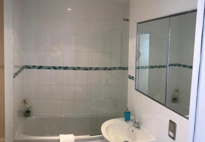 آپارتمان 2 خوابه, Cranbrook House Apartments   Near Ice Arena