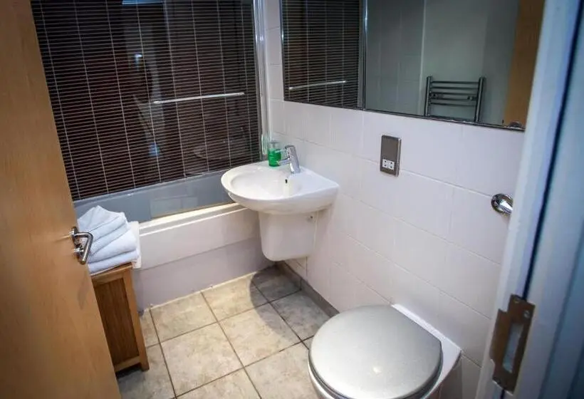 آپارتمان 2 خوابه, Cranbrook House Apartments   Near Ice Arena