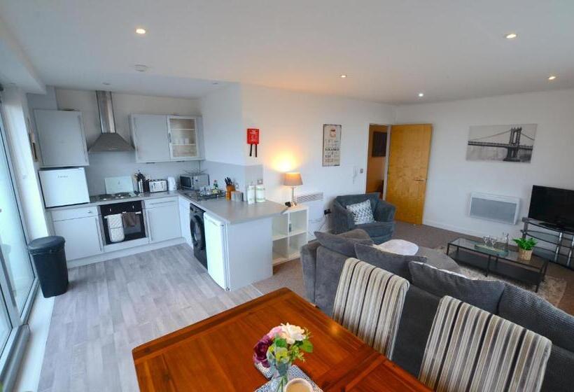 شقة غرفتين, Cranbrook House Apartments   Near Ice Arena