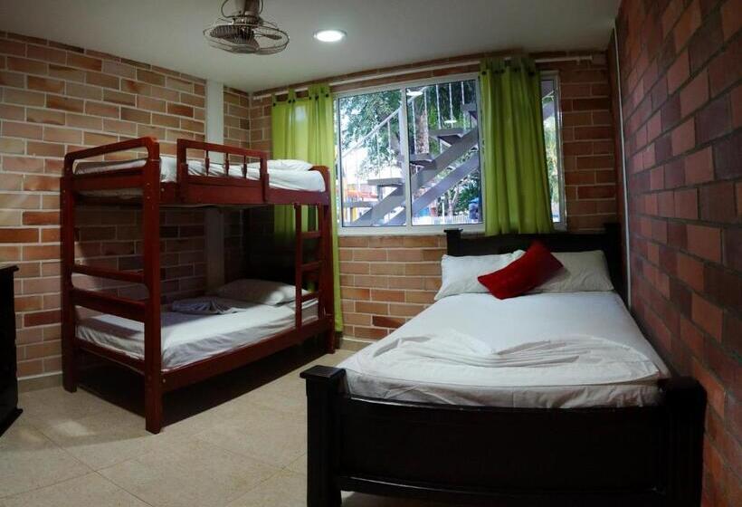 بانگلوی استاندارد, Hostería Fundadores