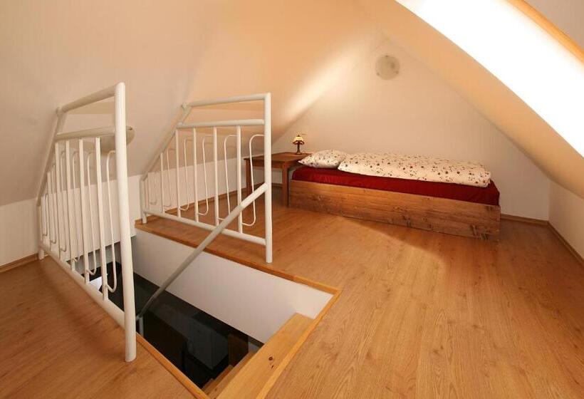 חדר סטנדרט לשלושה, Penzion U Chodskeho Hradu