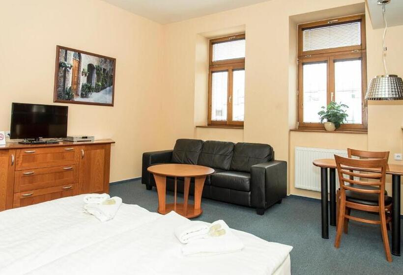 إستوديو قياسى, Penzion Zelená žába